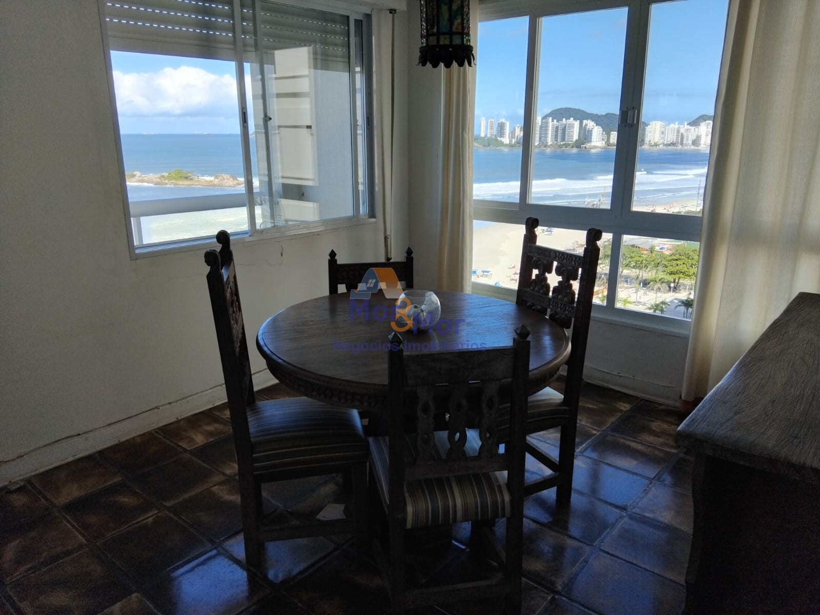 Apartamento-4-dormitorios-Pitangueiras - Centro