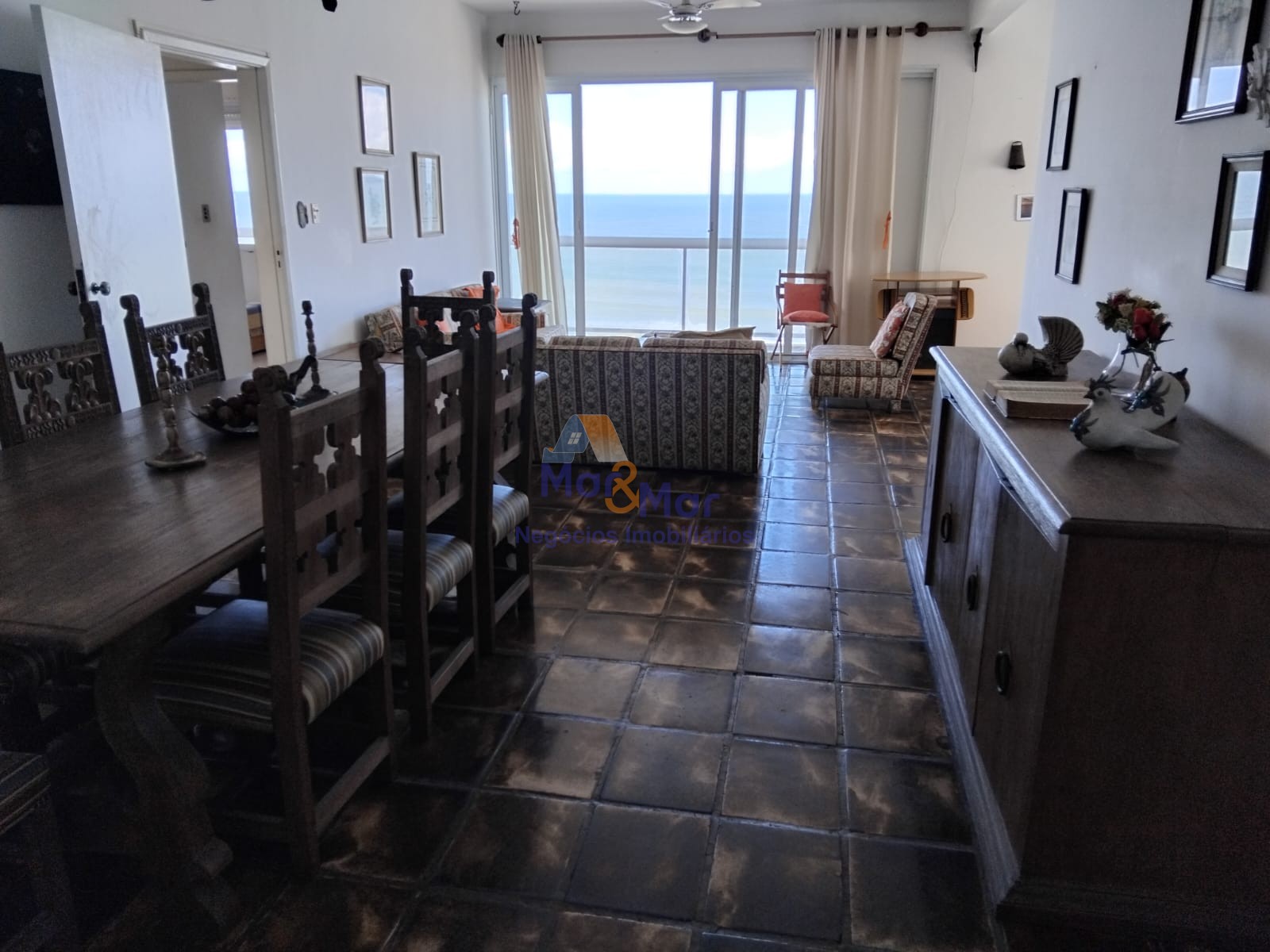 Apartamento-4-dormitorios-Pitangueiras - Centro